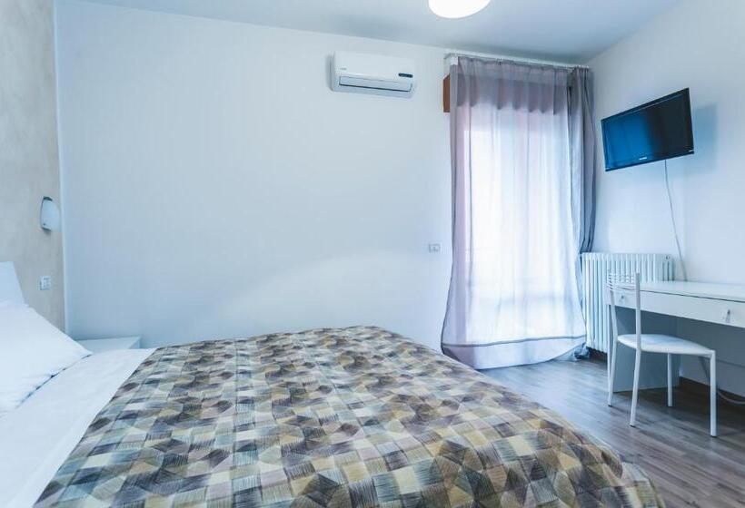 ベッドアンドブレックファースト La Postale