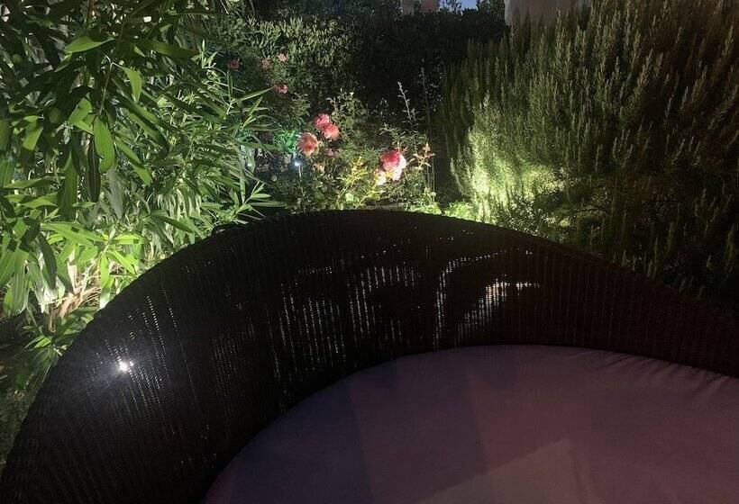 مبيت وإفطار White House Luxury Hospitality