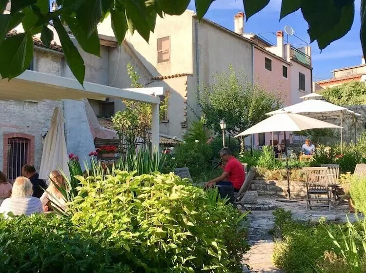 Majatalo Art & Breakfast