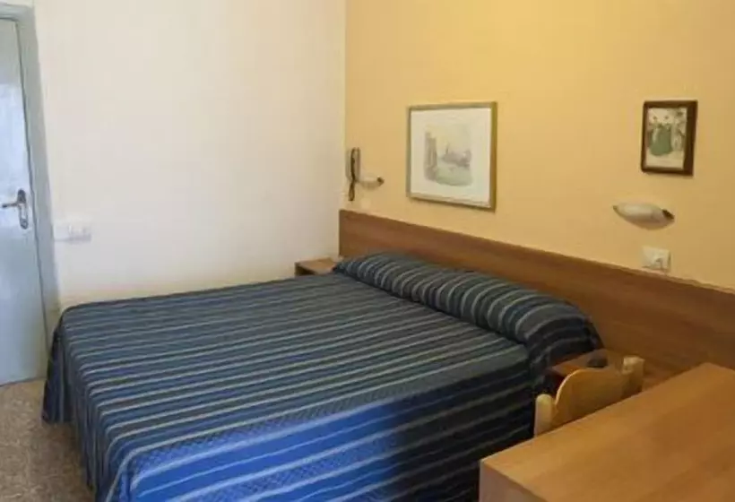 簡易ホテル Nuovo Hotel Moderno