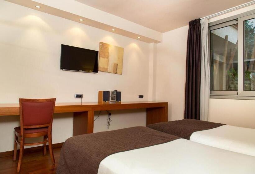 هتل Acevi Villarroel