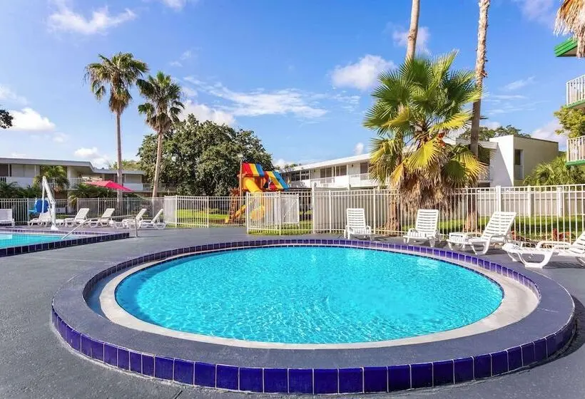 Hotelli Baymont by Wyndham Orlando Lake Buena Vista South