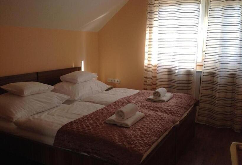 پانسیون Attila Apartmanház