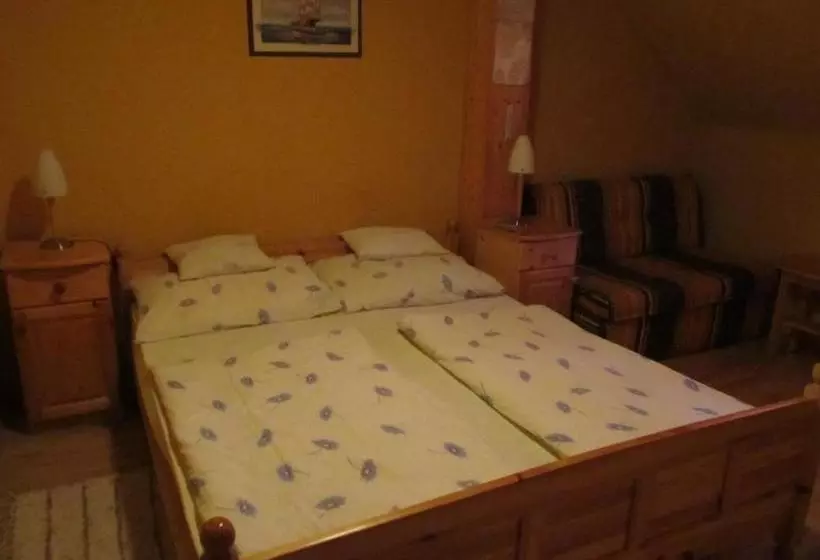 ペンション Tavi Fészek Fogadó