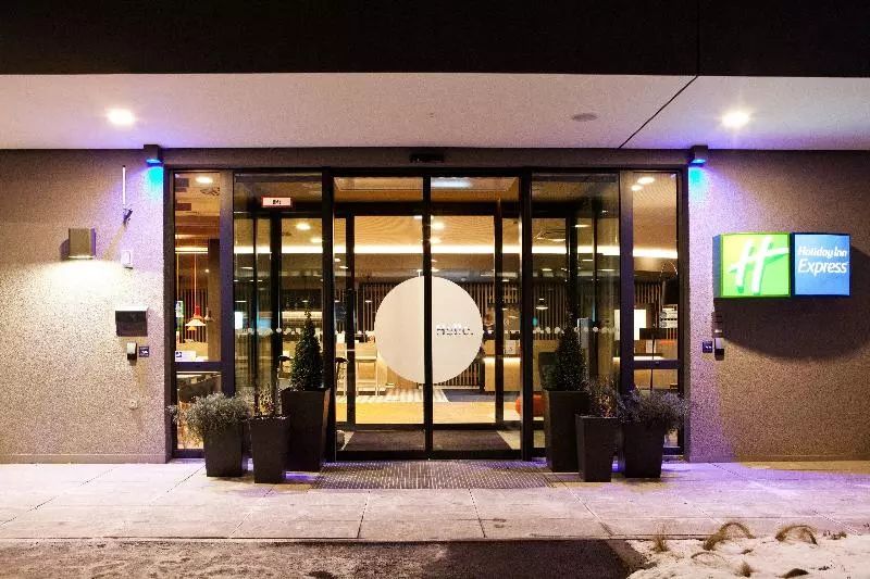 هتل Holiday Inn Express Munich   Olympiapark, An Ihg