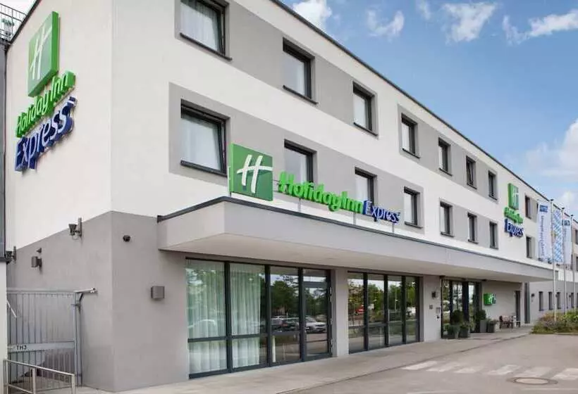 هتل Holiday Inn Express Munich   Olympiapark, An Ihg