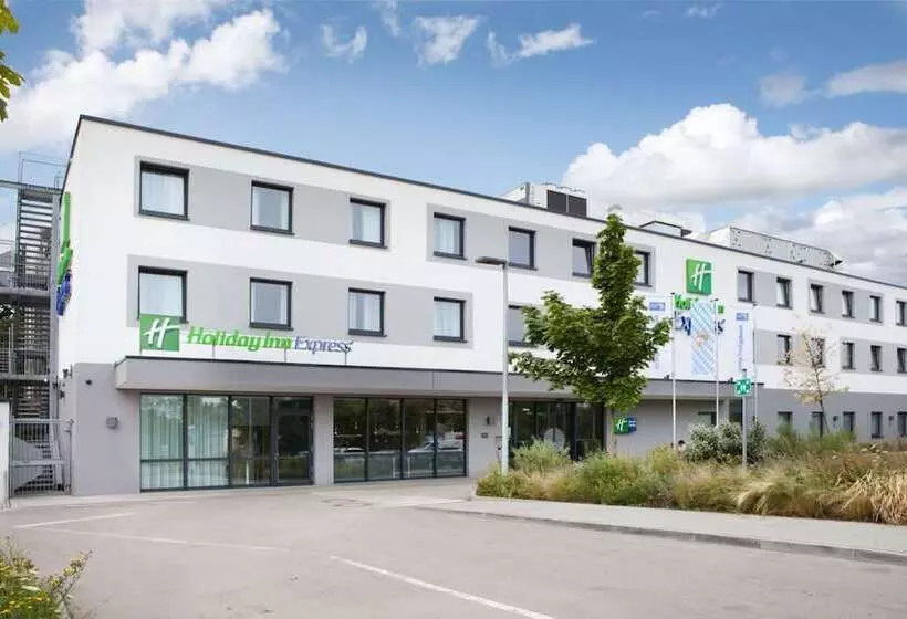 هتل Holiday Inn Express Munich   Olympiapark, An Ihg