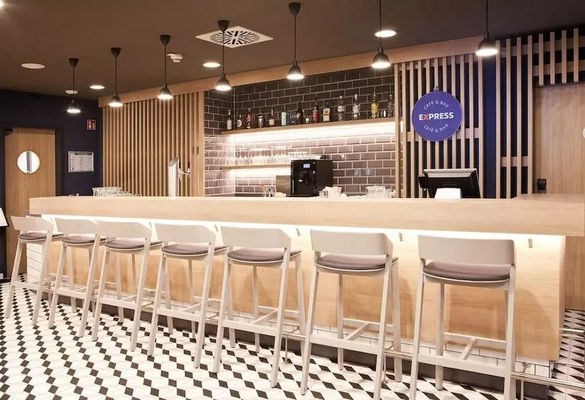 هتل Holiday Inn Express Munich   Olympiapark, An Ihg