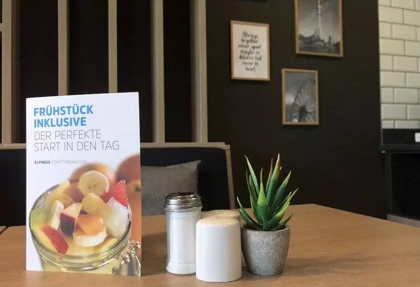 هتل Holiday Inn Express Munich   Olympiapark, An Ihg