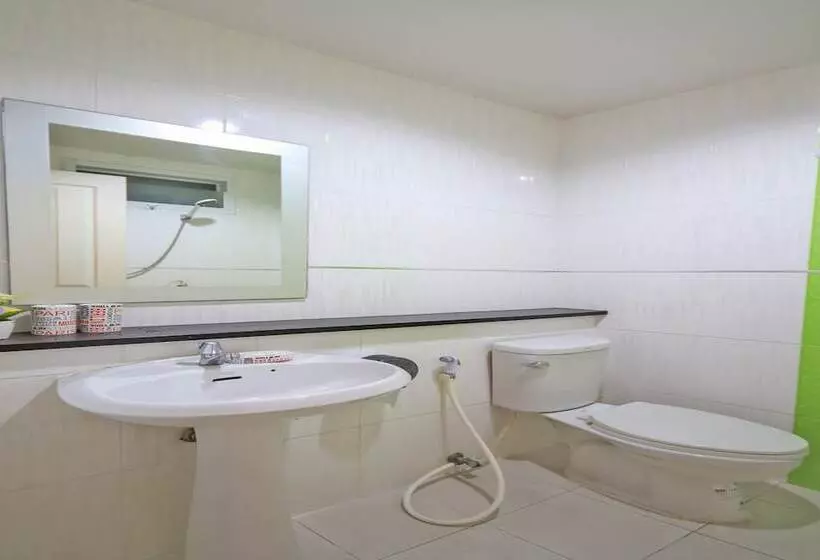 هتل Phuket Airport Suites & Lounge Bar