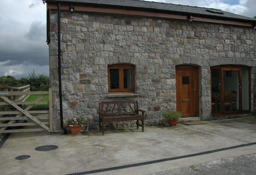 Cozy Cottage In Ystradgynlais With Garden