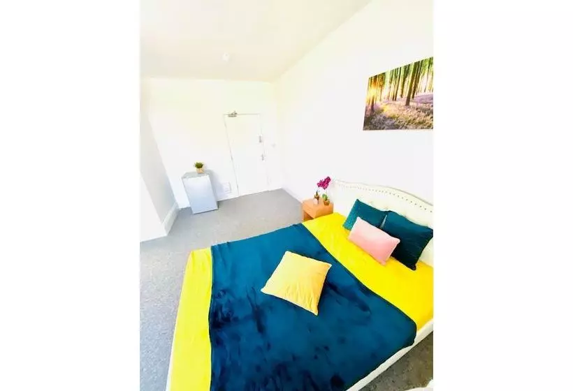 هتل Oyo Kingland Court