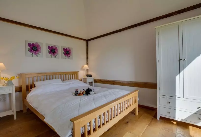 Nicely Furnished Cottage In Bilsington Countryside