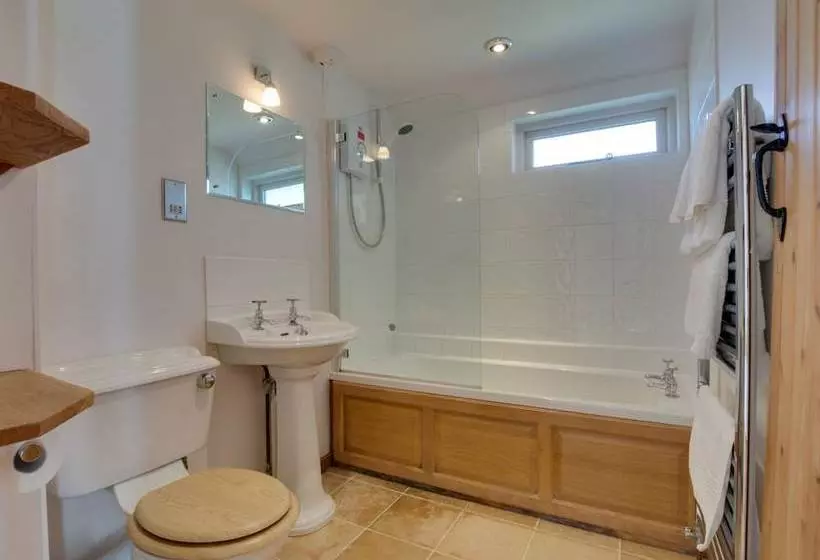 Nicely Furnished Cottage In Bilsington Countryside