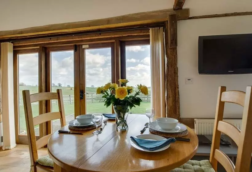 Nicely Furnished Cottage In Bilsington Countryside