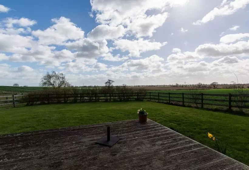 Nicely Furnished Cottage In Bilsington Countryside