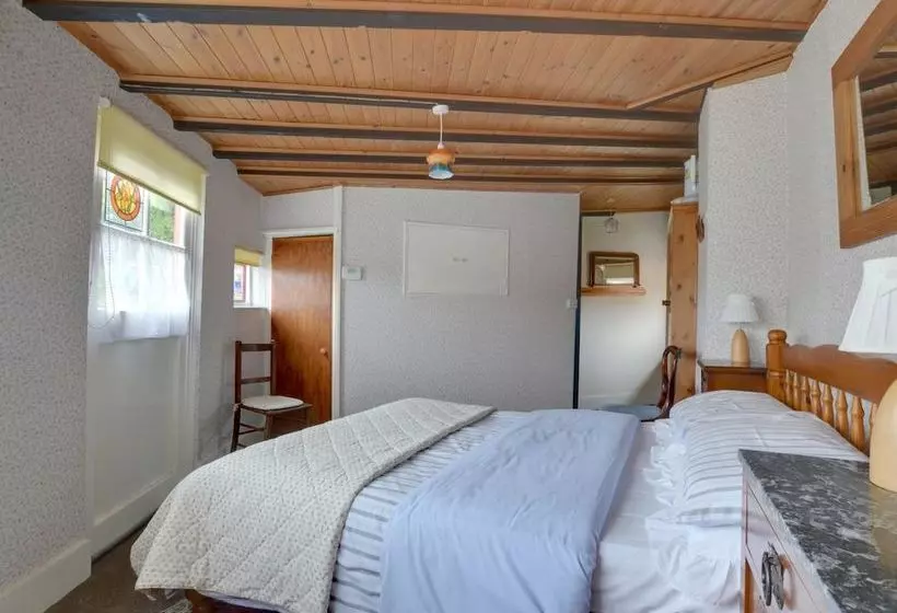 Quaint Cottage In Hastings With Garden