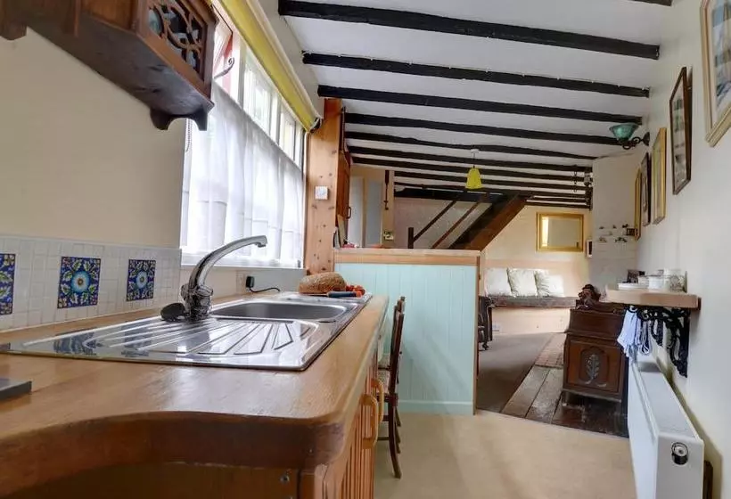 Quaint Cottage In Hastings With Garden