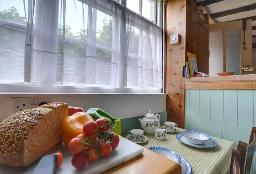 Quaint Cottage In Hastings With Garden
