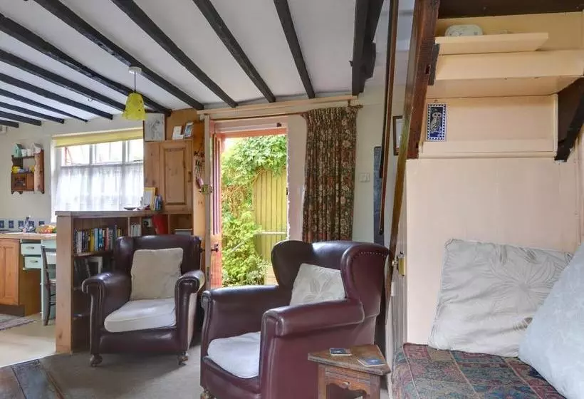 Quaint Cottage In Hastings With Garden