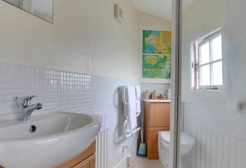 Quaint Cottage In Hastings With Garden