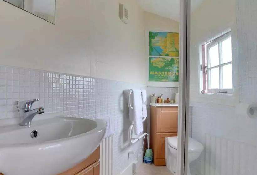 Quaint Cottage In Hastings With Garden