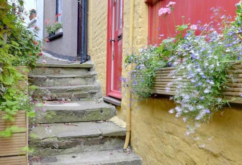 Quaint Cottage In Hastings With Garden