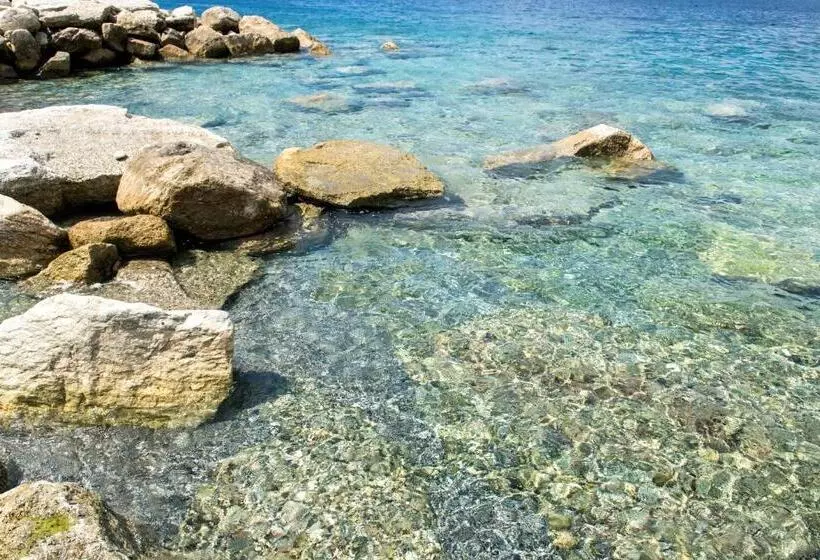 تختخواب و صبحانه Il Corallo Azzurro