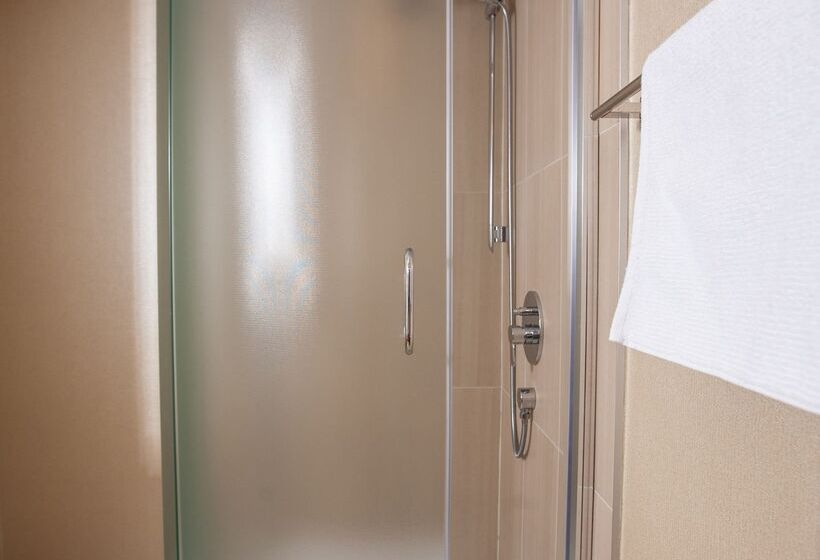 هتل Coast Hillcrest