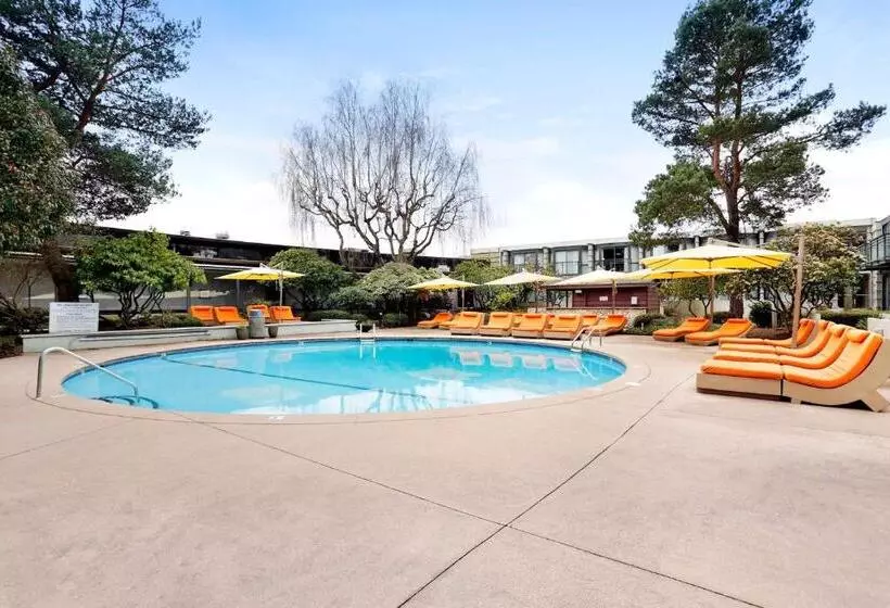 Sandman Signature Vancouver Airport Hotel & Resort