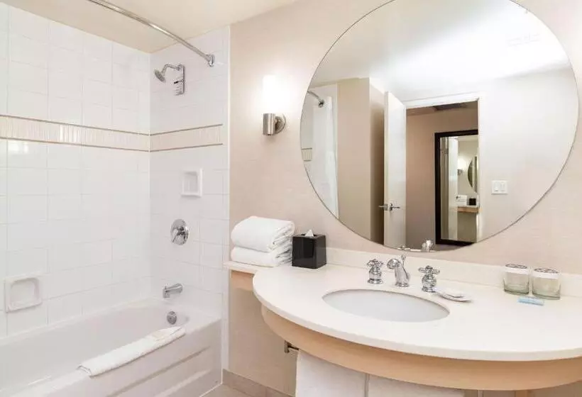 Sandman Signature Vancouver Airport Hotel & Resort