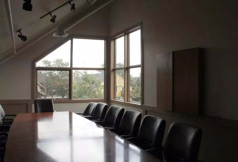 בית מלון כפרי Waterton Lakes Lodge Resort