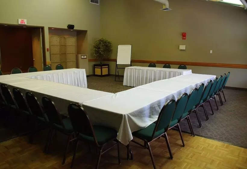 בית מלון כפרי Waterton Lakes Lodge Resort