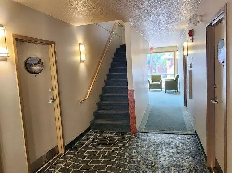 בית מלון כפרי Waterton Lakes Lodge Resort