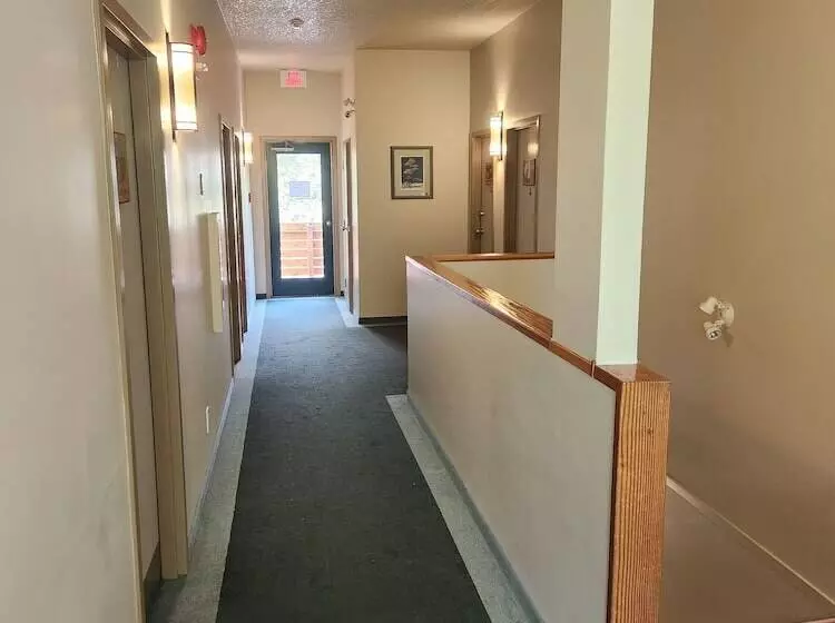 בית מלון כפרי Waterton Lakes Lodge Resort