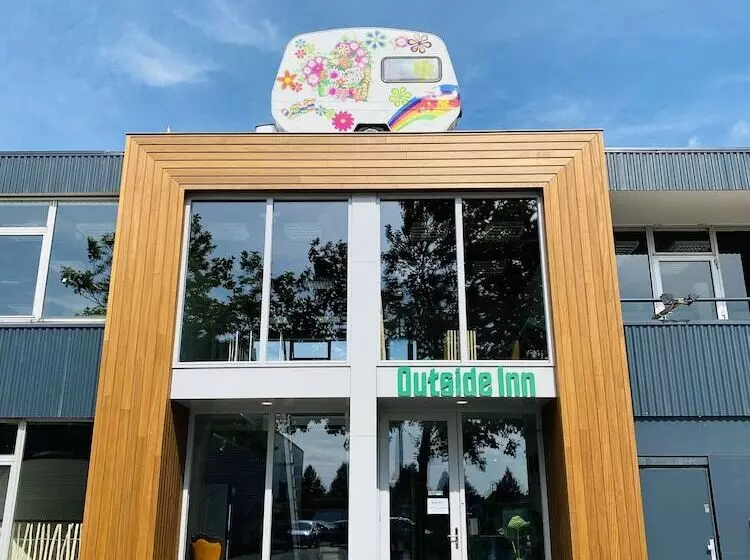 هتل Outside Inn