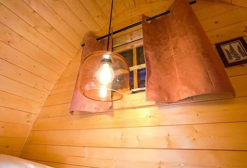 هتل Outside Inn