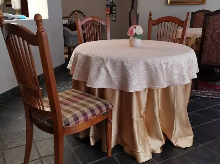 Majatalo Erasmus Manor Guest House