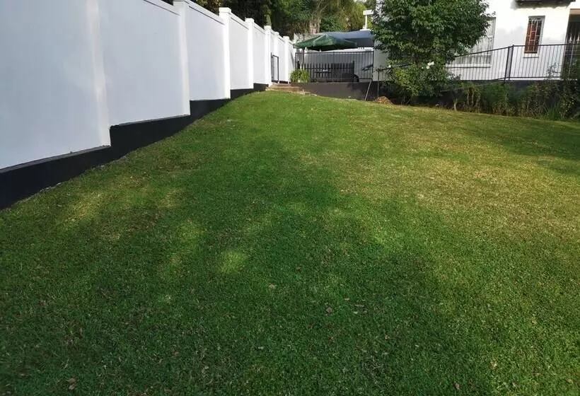 Majatalo Erasmus Manor Guest House