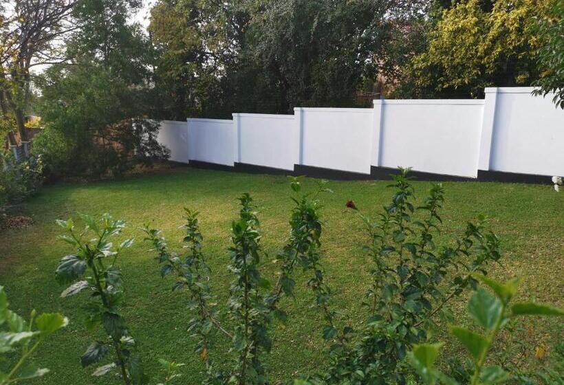 ペンション Erasmus Manor Guest House