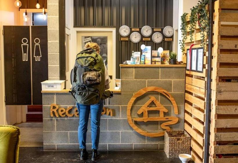 Общежитие Woopi Backpackers