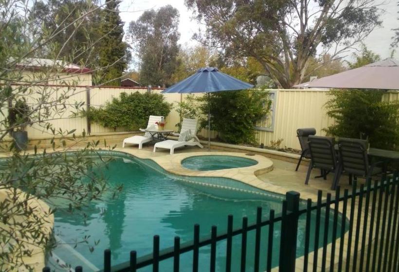 Courtsidecottage Bed And Breakfast