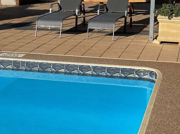 Country Gardens Motel