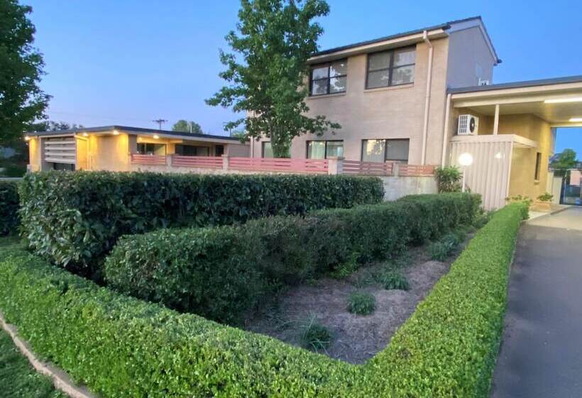 Country Gardens Motel