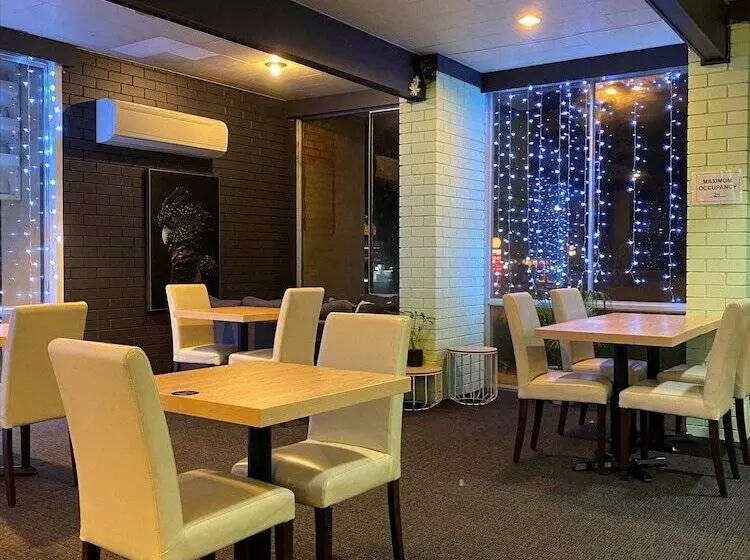 Country Gardens Motel