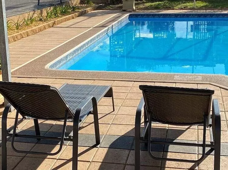 Country Gardens Motel