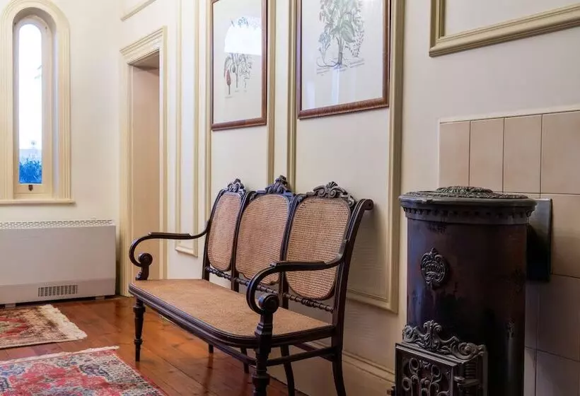 Majatalo Colhurst House