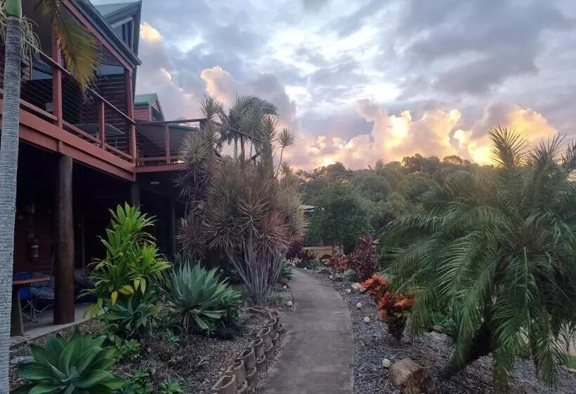 Escape 1770 Motel   No Kids   No Smoking   No Partying