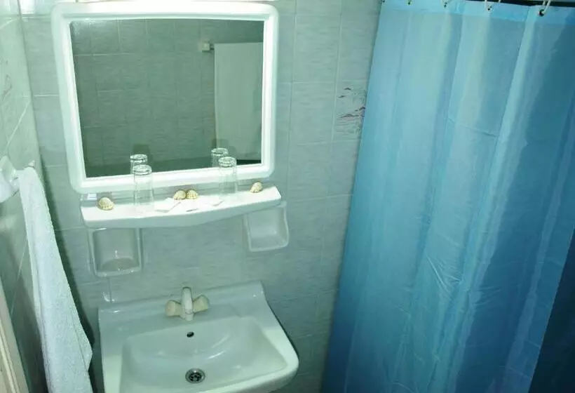 هتل Levante Beach