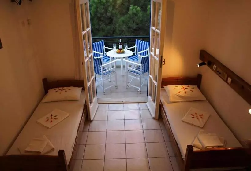 هتل Levante Beach